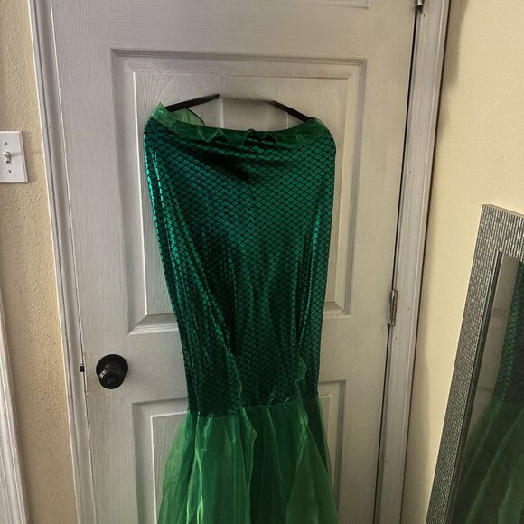 NWT Beautiful Mermaid Skirt with green detail and flared bottom never worn - Picture 3 of 3
